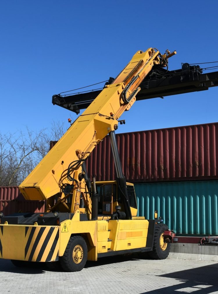 Container handling vehicle